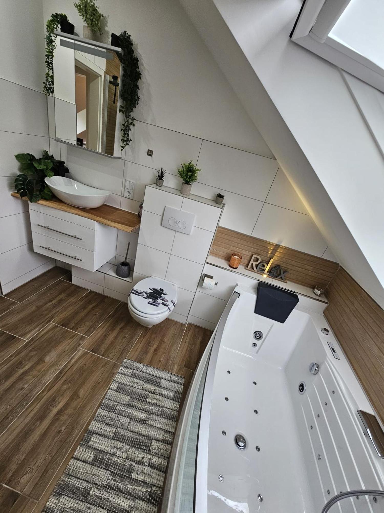 Tautraum Suite Mit Whirlpool Und Gruenem Ausblick Wilhelmshaven Zewnętrze zdjęcie