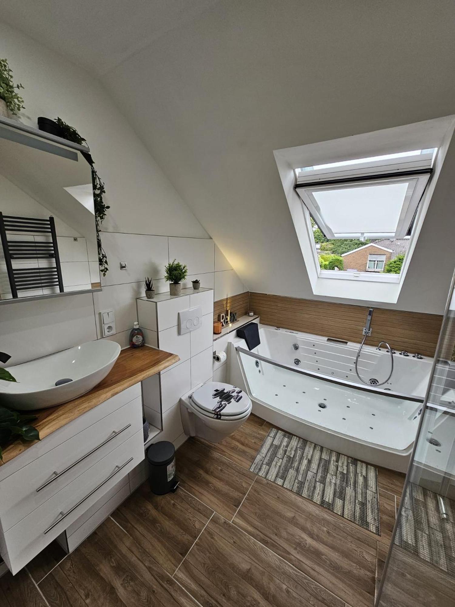 Tautraum Suite Mit Whirlpool Und Gruenem Ausblick Wilhelmshaven Zewnętrze zdjęcie